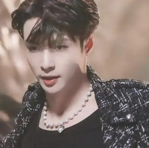 张艺兴的领口部分,全部用珍珠项链填满.