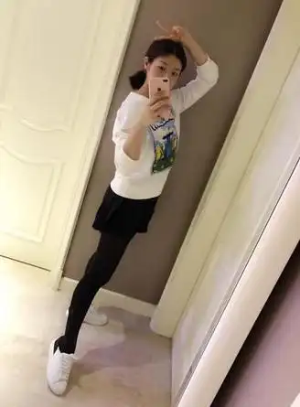 产后4个月重返20岁陈妍希晒近照瘦回铅笔腿