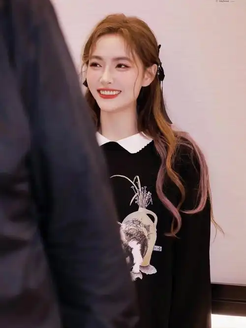 许佳琪长发紫色挑染