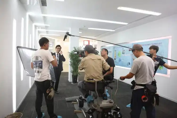 幸福还会来敲门剧组在隆力奇拍摄