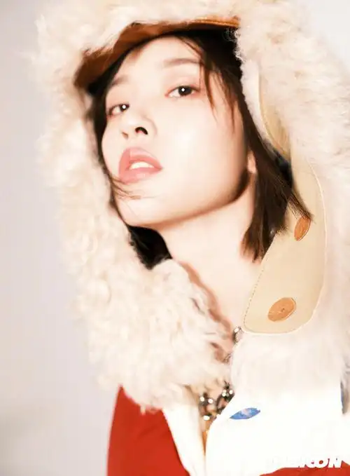 唐艺昕超话theicon秋季刊封面大片"get closer",穿着bv绿裙登封,利落