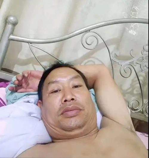 光膀子自拍大叔你的名字是