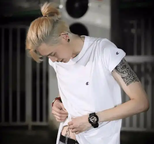 boun在《待到重逢时》中的黄毛 武士头 大翅膀纹身让不少人印象深刻