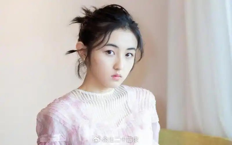 5岁开始拍广告,与焉栩嘉传绯闻,00后张子枫事业爱情一