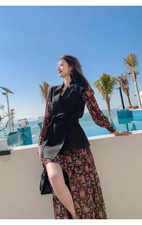 网红名媛春装2021年新款女装度假连衣裙时尚v领雪纺碎花裙两 深蓝 s