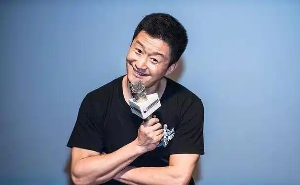 吴京现身厦门,黑色t恤秀结实肌肉,网友:硬汉来了_电影_电视剧_谢楠