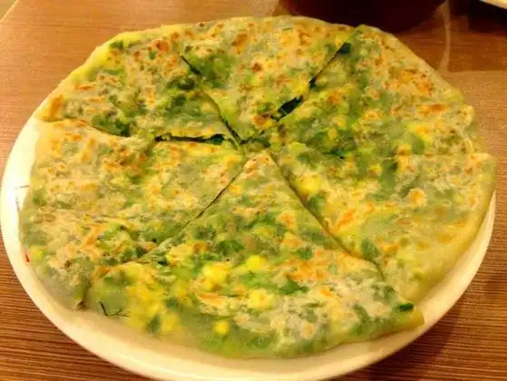 p>韭菜鸡蛋饼是一道由 a target="_blank" href="/item/鸡蛋/6405"