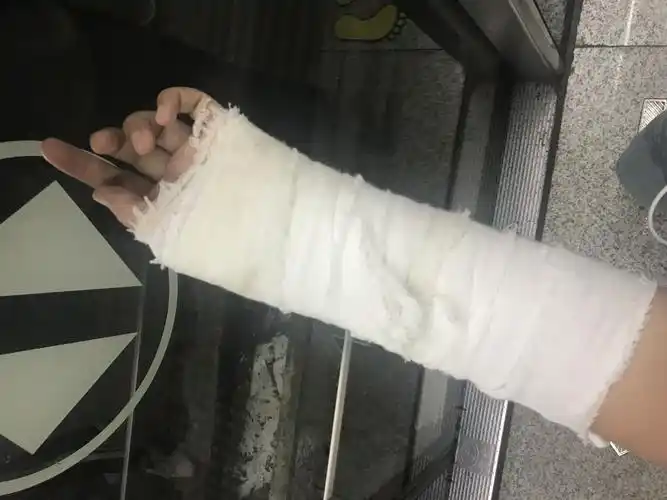 体罚与精神暴力下的"剧毒"家教:号称能治抑郁症的翻