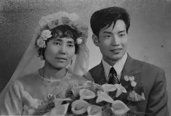 "50年代一张床,60年代一包糖,70年代红宝书,80年代三转一响