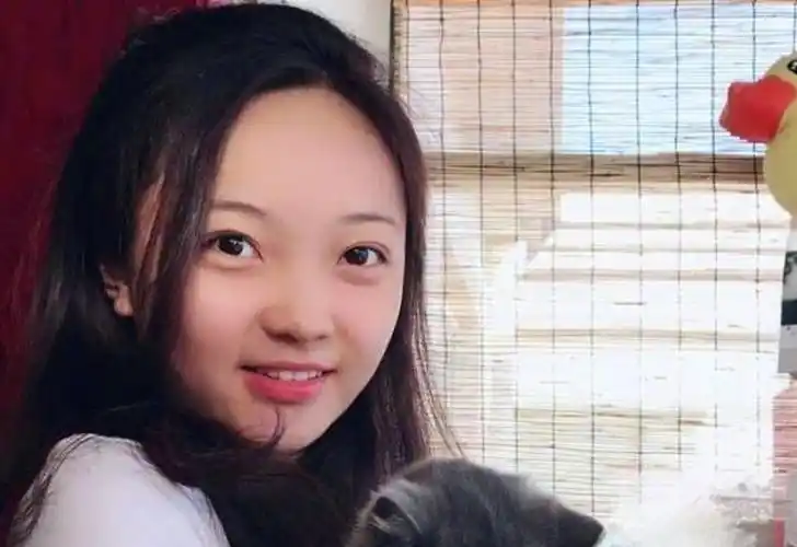 童星林妙可成年了,脸颊圆嘟嘟笑容甜美,很有青春朝气蓬勃的样子