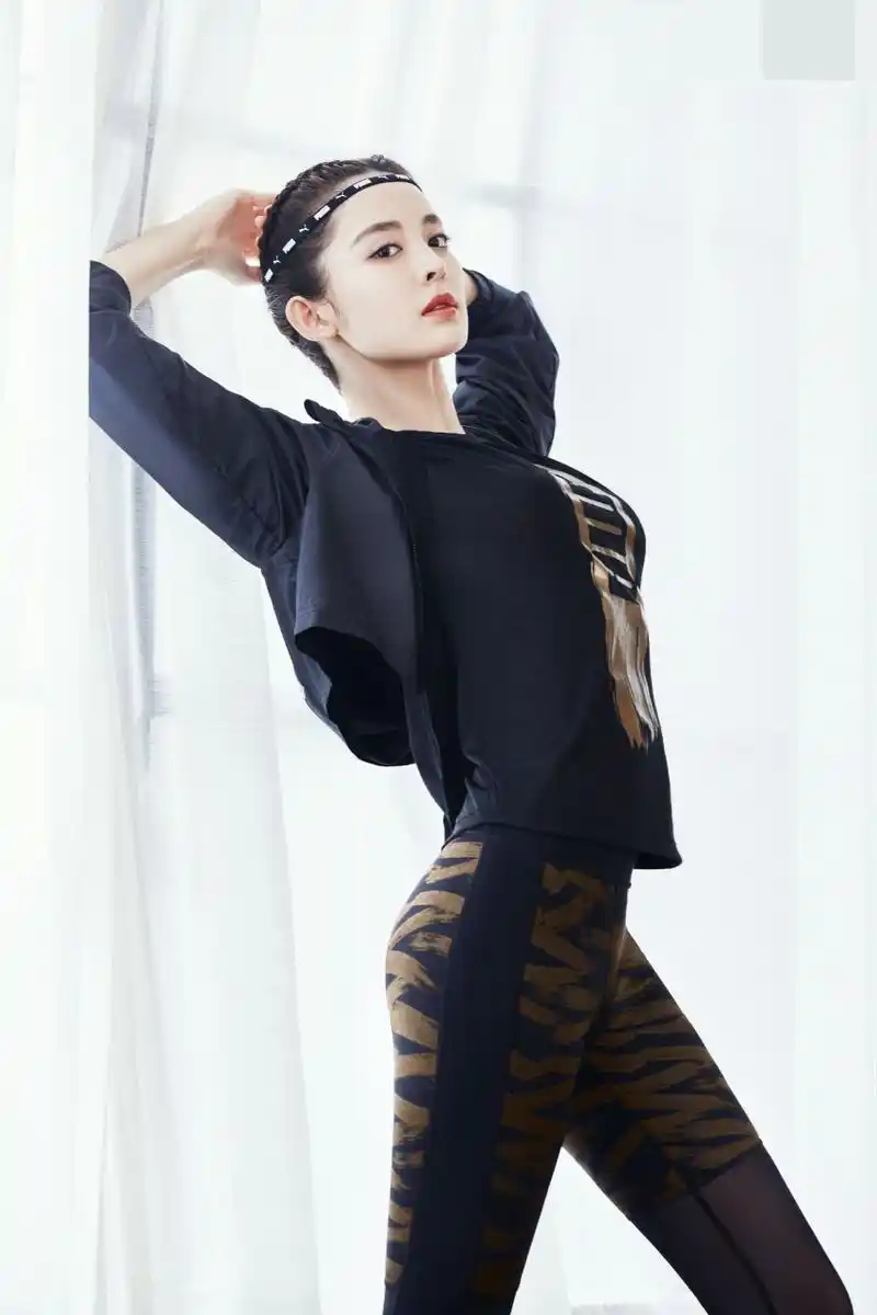 古力娜扎运动衣紧身裤秀美腿,长腿笔直修长#明星生图大赏