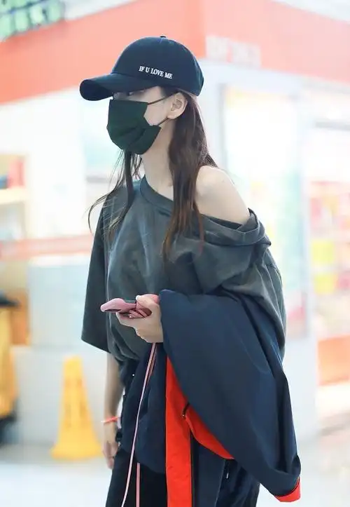 angelababy露肩卫衣利落私服街拍图片