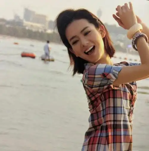 戚薇早期杂志旧照,巴掌大的小脸 超大的眼睛 干净利落的短发……|戚薇