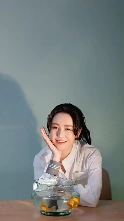 女神邱意浓,全身都散发着靓丽感,举止间优雅迷人,惊艳动人!