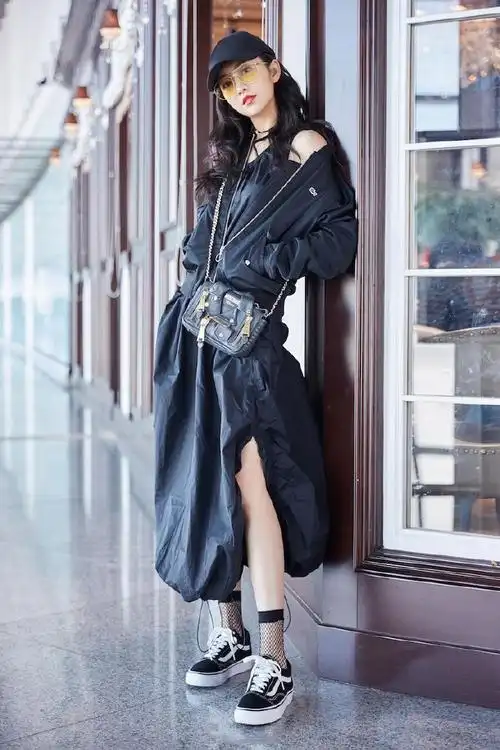 王鸥机场街拍图片 王鸥前往巴黎时装周简约帅气亮相