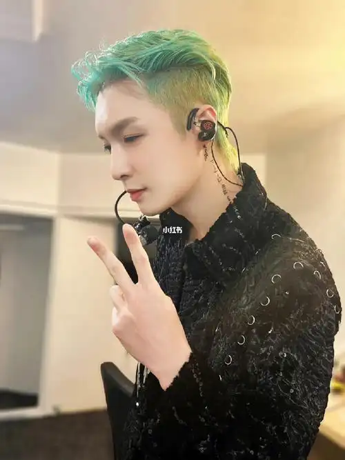 张艺兴11.21绿发侧颜精致帅气!爱豆染发好绝