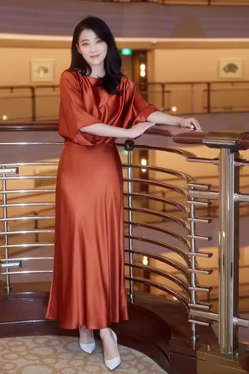 45岁梅婷气质真高雅,穿一袭琥珀色丝绸长裙,美得大气从容_高清图集