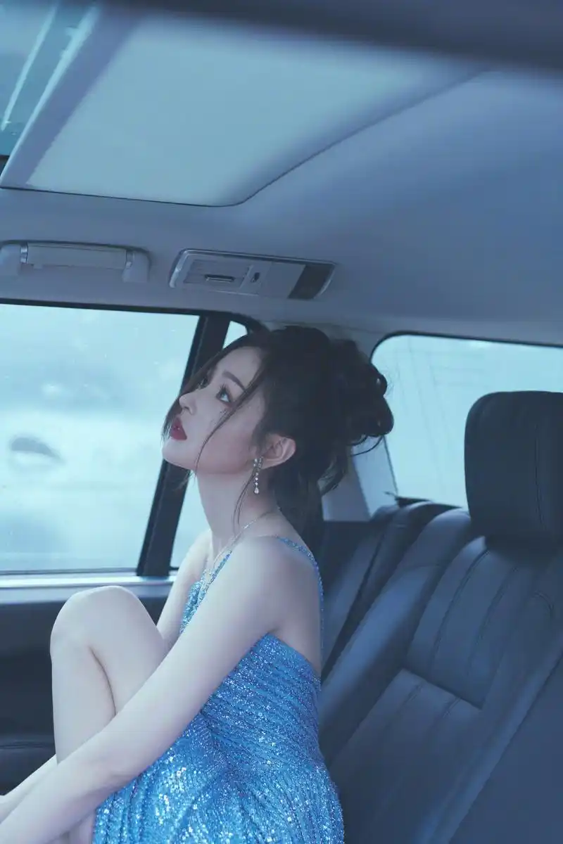 张天爱穿深v秀火辣身材,卷到九十斤还不满意