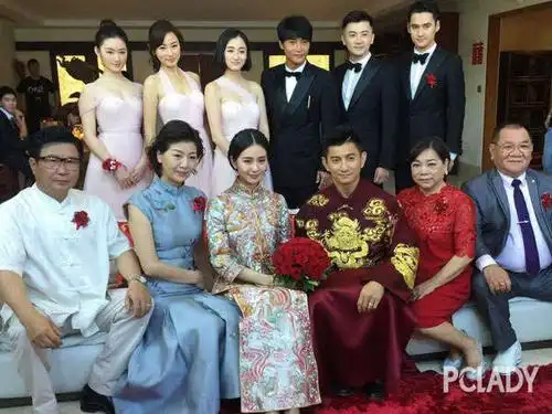 据悉,新娘,新浪婚礼仪式鞋子也是出自jimmy ch