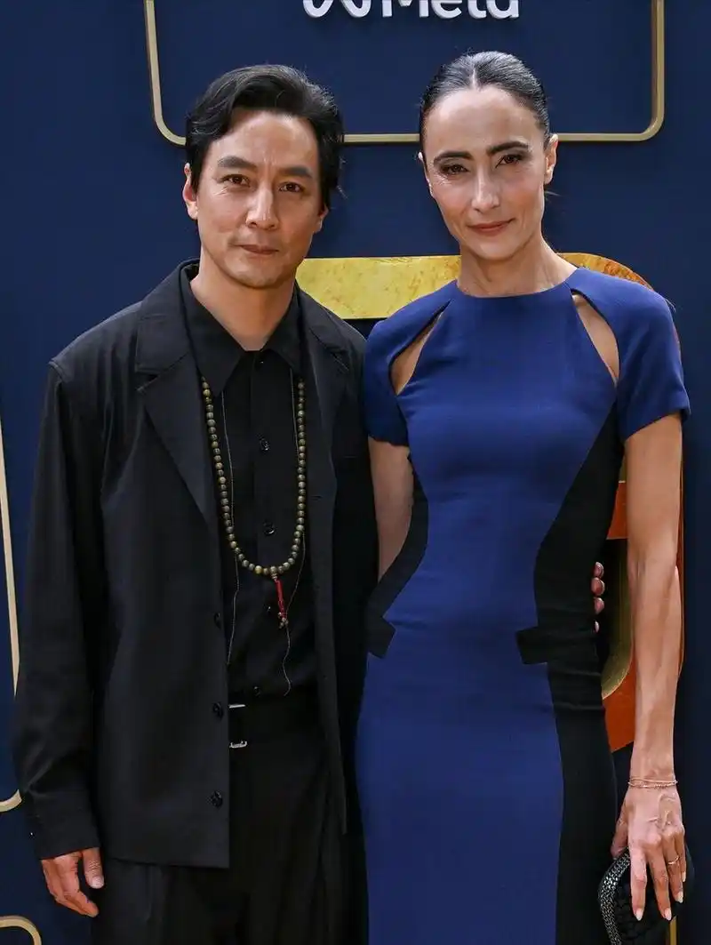 时尚总结:吴彦祖老婆身上穿的深蓝色连衣裙,无论是色彩还是面料,以及