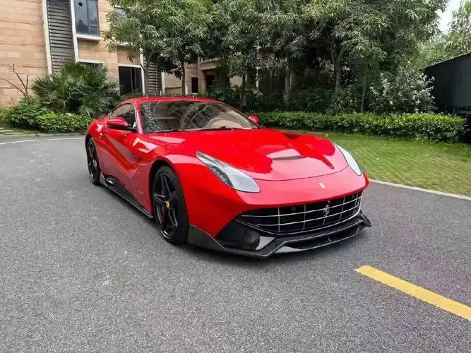 15年法拉利f12berlinetta红色棕内法拉