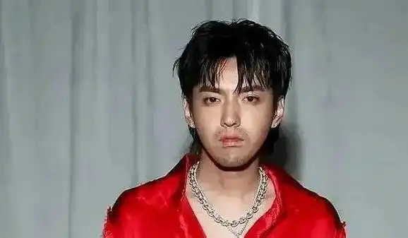 吴亦凡在出道之初深受年轻粉丝喜爱.当他以满怀