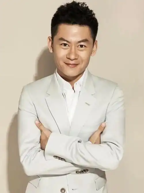 长相帅气戏也好的演员李健,因《狂飙》走红,娶初恋生一女