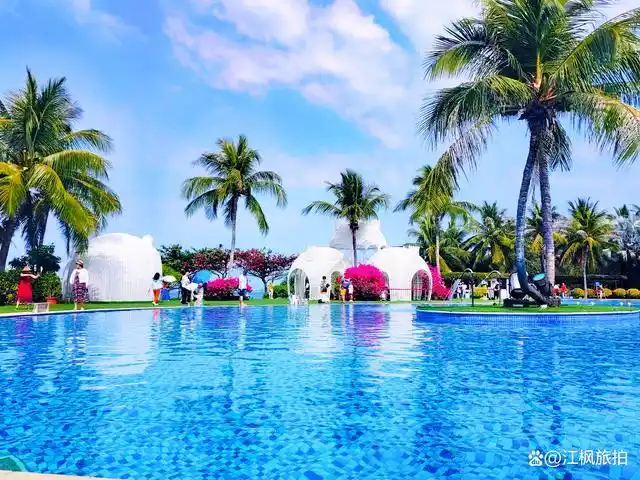 蜈支洲岛风景秀丽,是人间的世外桃源,还有半潜观光船,海上摩托艇,海上