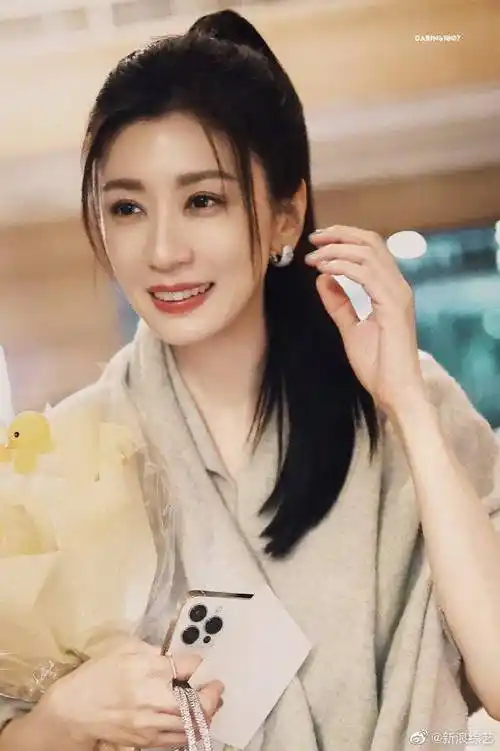 贾静雯《乘风2023》录制路透,皮肤紧致,状态十分不错-爱读书