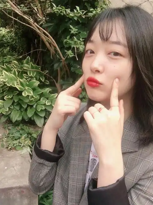 牛奶皮肤崔雪莉晒自拍剪狗啃式刘海考验颜值好看还嫩一脸