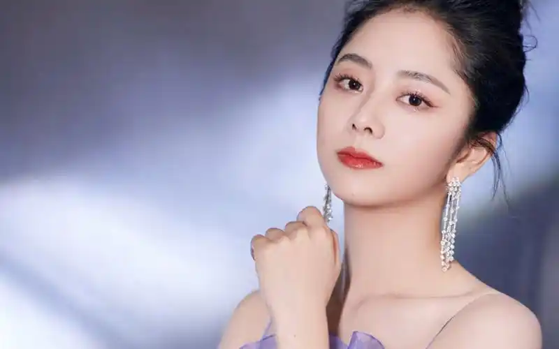 谭松韵紫色吊带裙性感写真图片-美女壁纸-高清美女图片-第4图-娟娟