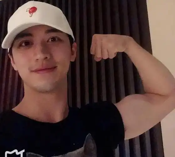 甚至不止一次在公开场合内涵乔欣,还吐槽乔欣"块头太大",可许魏洲不仅