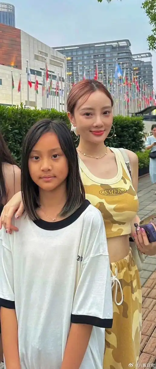 这次的李小璐和女儿甜馨的亲子游引发了网友们的热议,不少人关注的不