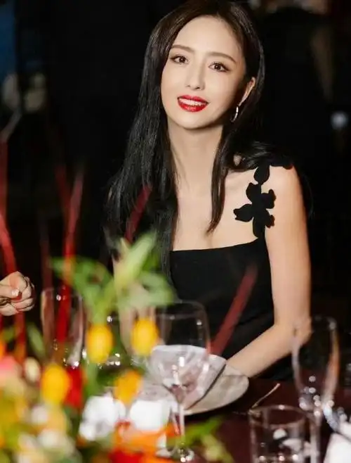 佟丽娅夫人华伦天奴活动图看了就很喜欢