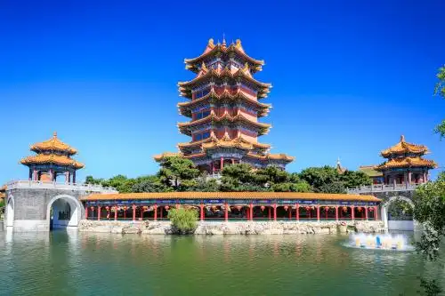 中国山东省烟台市蓬莱三仙山风景区亭台楼阁