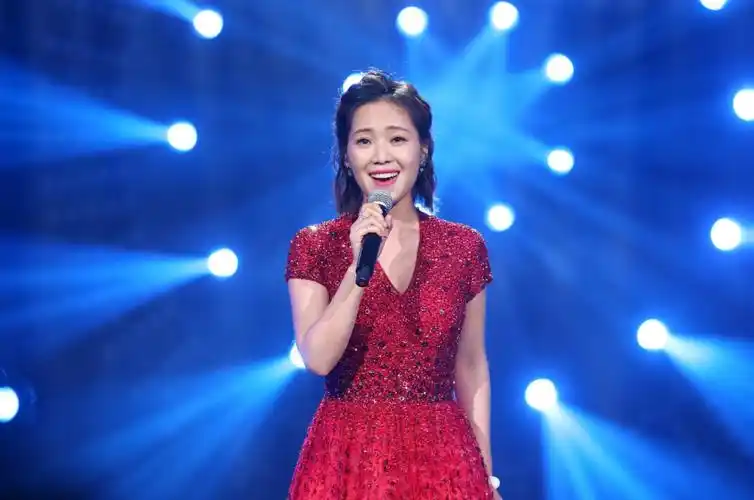 回顾歌手云朵本是餐厅服务员18岁后拜师刀郎与师傅情同父女