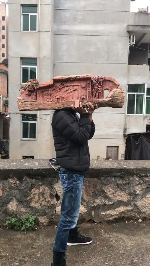 新年新气象#男人肩上扛着一个家