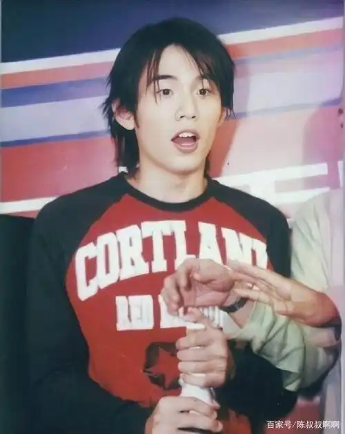 20年前周杰伦的老照片,当时年轻的颜值真的很高