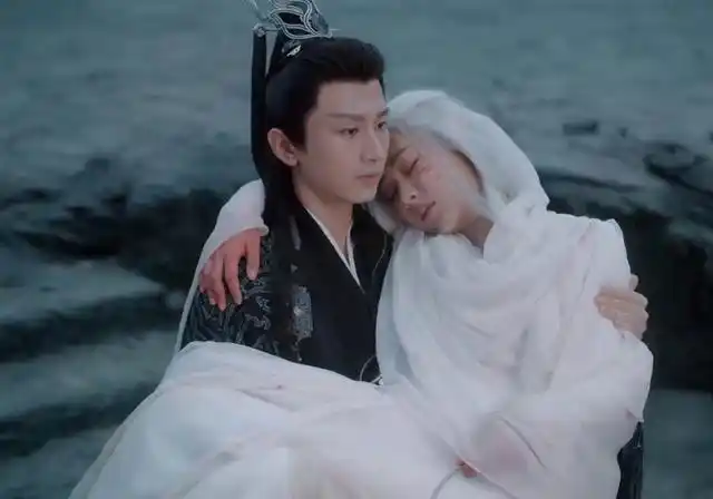 成毅拍戏抱起杨紫,还在怀里颠了颠,网友直呼猪八戒娶媳妇既视感