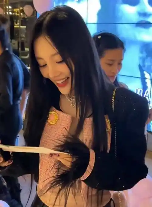 李小璐晒视频庆42岁生日:头戴皇冠笑容甜美,皮衣短裤身材佳!