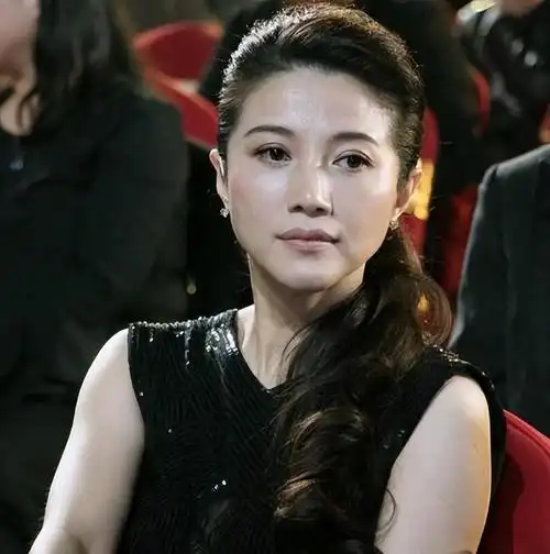 演员颜丙燕10年拿8个影后声称没钱也不接广告至今单身