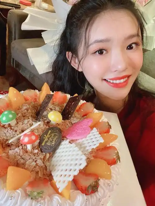 林允生日吃蛋糕喝奶茶超满足妆容精致甜笑wink