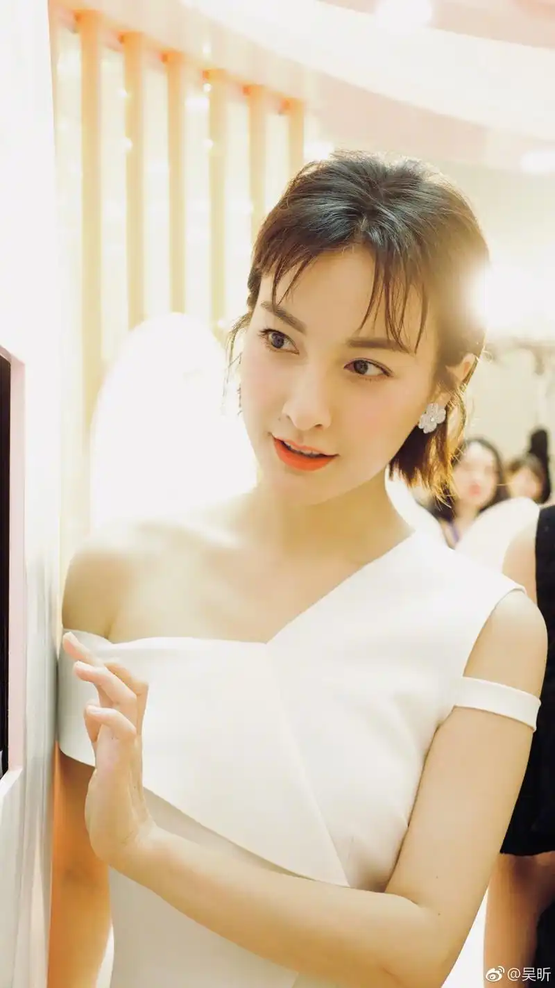 吴昕不仅在穿搭上超级的时尚,仙气,而且在凹造型上也是十分的用心的