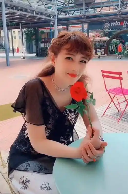 原创周海媚晒近照分享好心情重温倚天屠龙记看最美周芷若