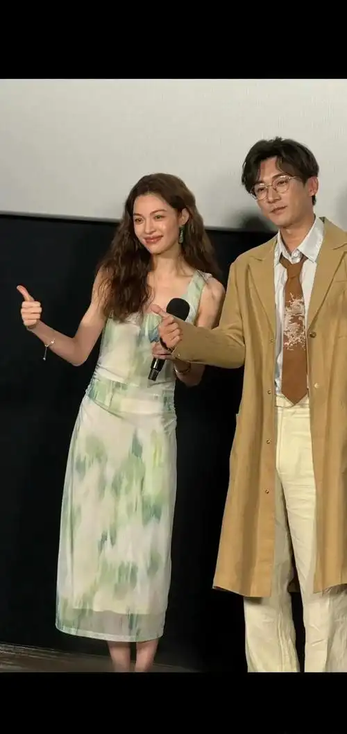 偶遇钟楚曦人很高很美168的身高没有水分有种港姐的范儿