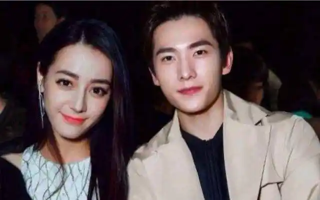 迪丽热巴和男星的合照,大多保持距离微笑,唯独和他不一样!