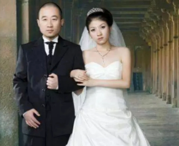 李彧相貌平平出道多年一直不红凭实力娶到貌美娇妻