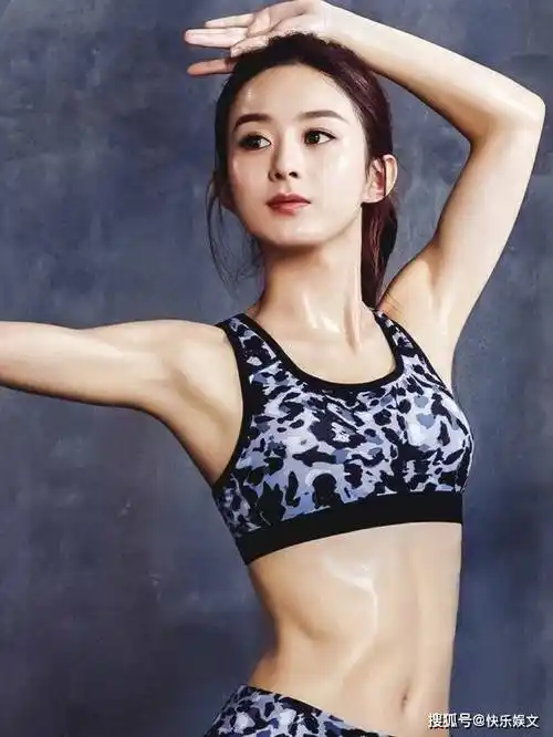 35岁赵丽颖现身白玉兰晚宴!抹胸长裙显优雅,脸颊微胖更添女人味