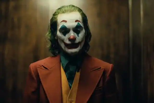 《小丑》:影片对哥谭市有着出色的氛围营造|杰昆·菲尼克斯|蝙蝠侠