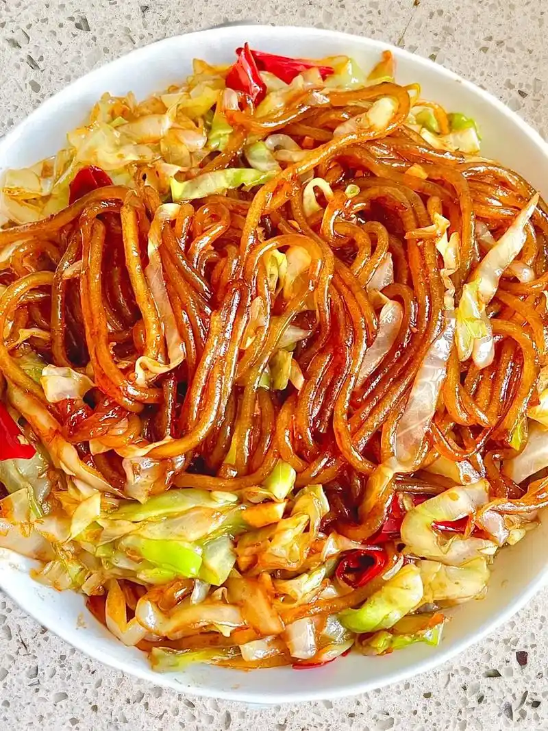 超简单的家常快手菜—包菜炒粉丝.食材准备:粉丝 卷心菜 葱 - 抖音